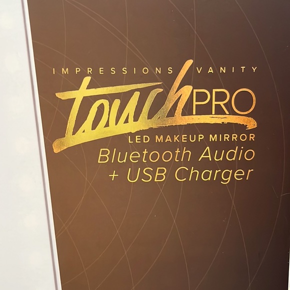 LED PORTABLE VANITY MIRROR - Picture 3 of 5